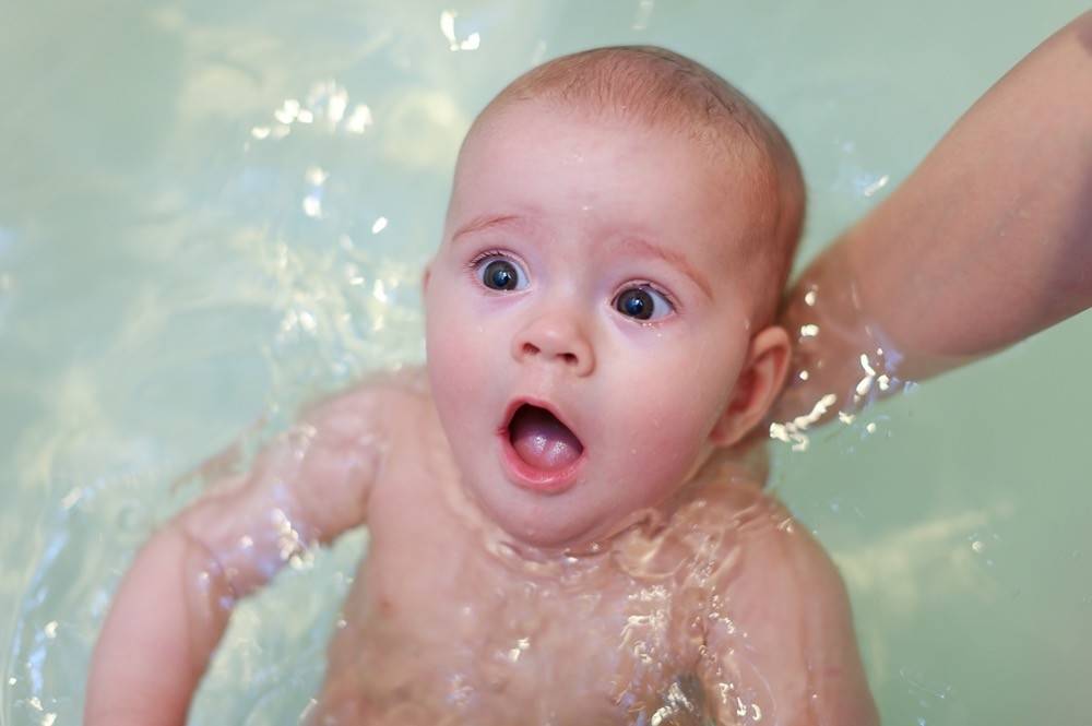 Почему ребенок плачет при купании или после него?