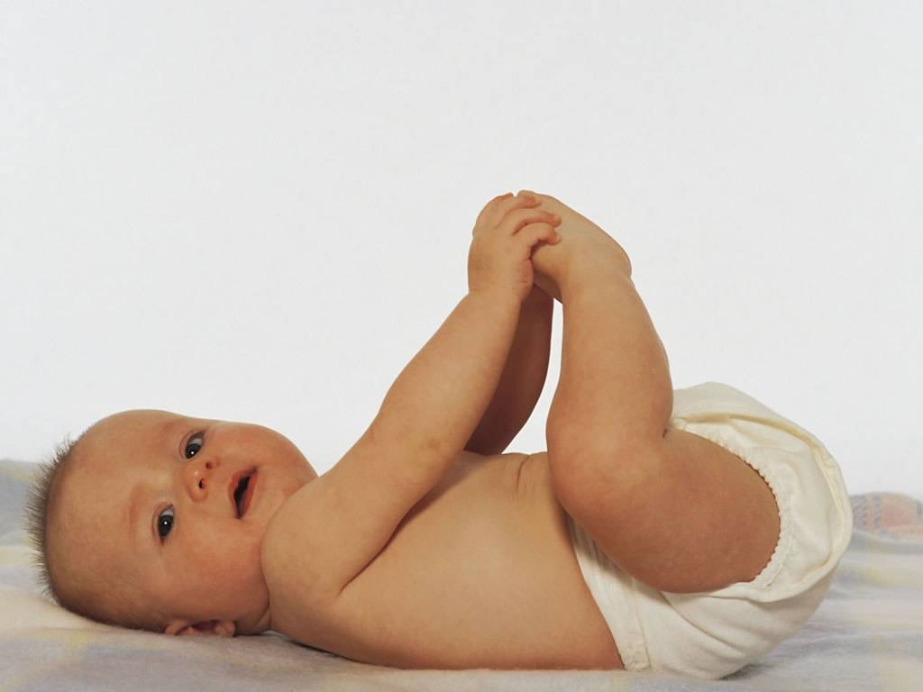 Младенец бьет ножками. почему новорожденный плачет и дергает ножками и ручками