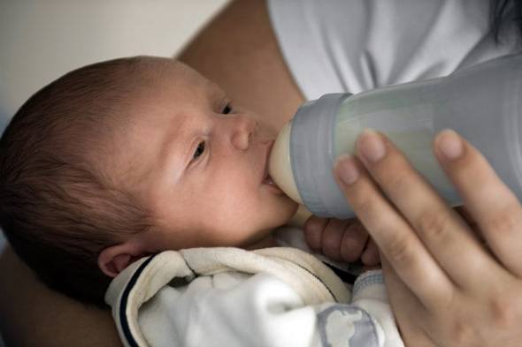 Нужно ли давать воду новорожденным: когда обязательно вводить в рацион