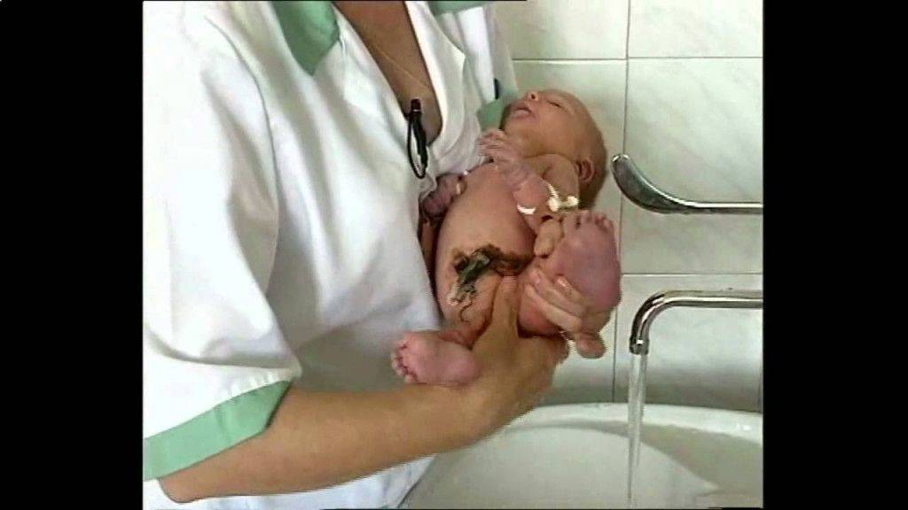 Как ухаживать за новорожденной девочкой: интимная гигиена и купание