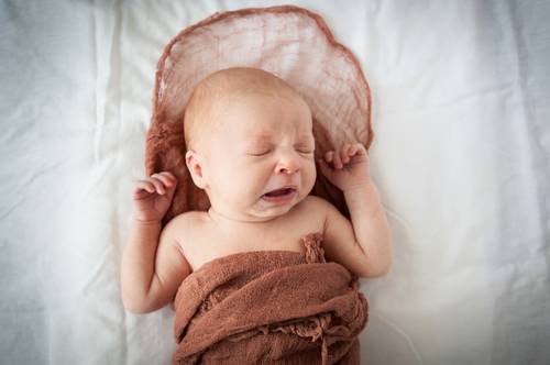 Грудничок часто чихает, новорожденный чихнул, причины