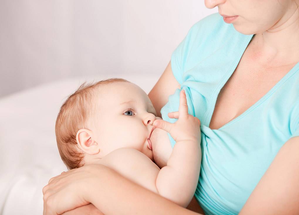 Когда начинать кормить ребенка грудным молоком?