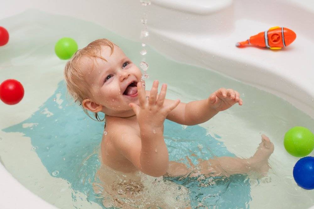 Малыш плачет при купании: причины и решение проблемы