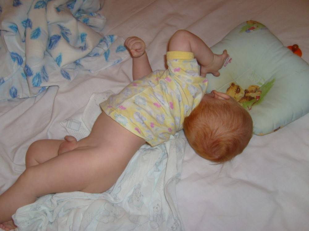 Почему грудной ребенок мотает головой во сне