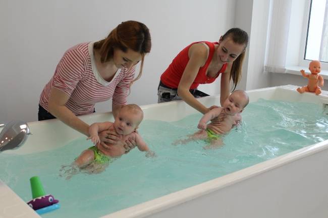 Грудничковое плавание. как научить новорожденного плавать