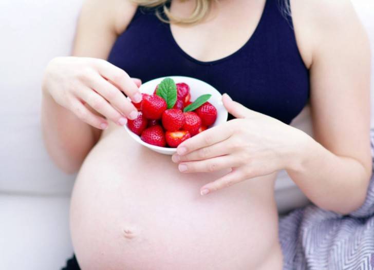 Клубника при беременности: можно ли есть на ранних и поздних сроках, польза и вред, отзывы, домашняя, замороженная, сушеная