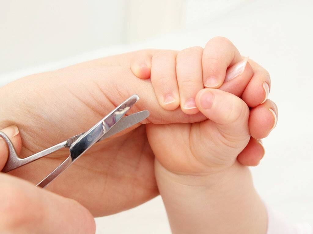 Внимательный уход за ногтями новорожденного: подстригаем правильно