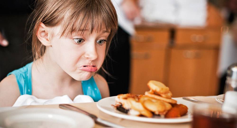 Почему ребенок плохо ест? что делать, если ребенок плюется едой почему ребенок выплевывает еду.