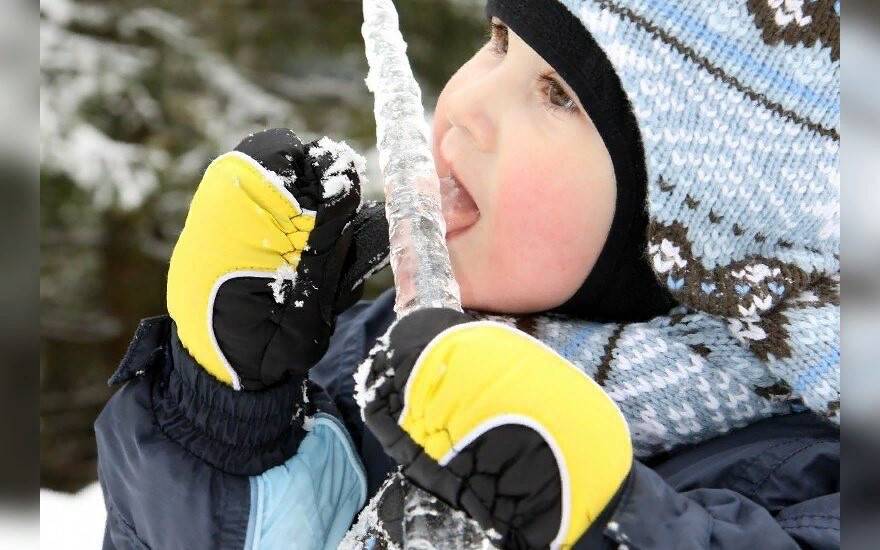 7 способов как отучить ребенка есть снег. так ли он вреден?️