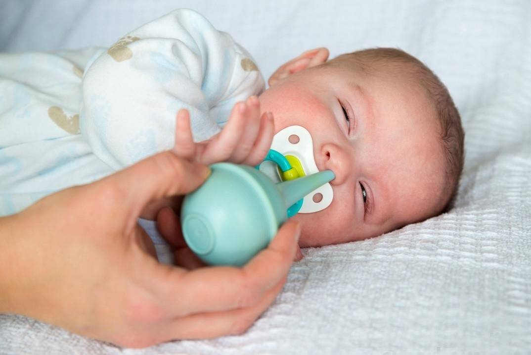 Как почистить нос новорожденному ребенку от козявок и соплей
