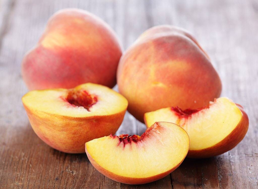 Можно ли персики при грудном вскармливании: кормящей маме в первый месяц лактации
