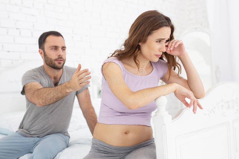 Муж оскорбляет и бьет, а я беременна. я беременная муж доводит до истерики почему беременная девушка срывается на мужа истерики