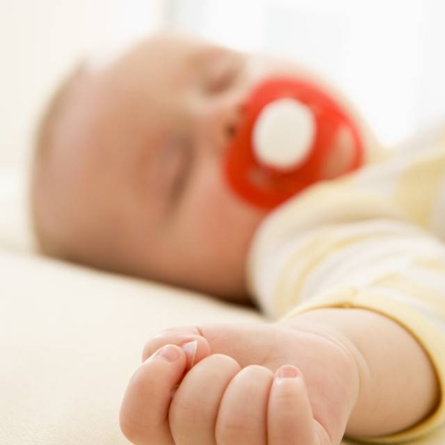 Как отучить ребенка засыпать с соской: учим малыша спать без пустышки
