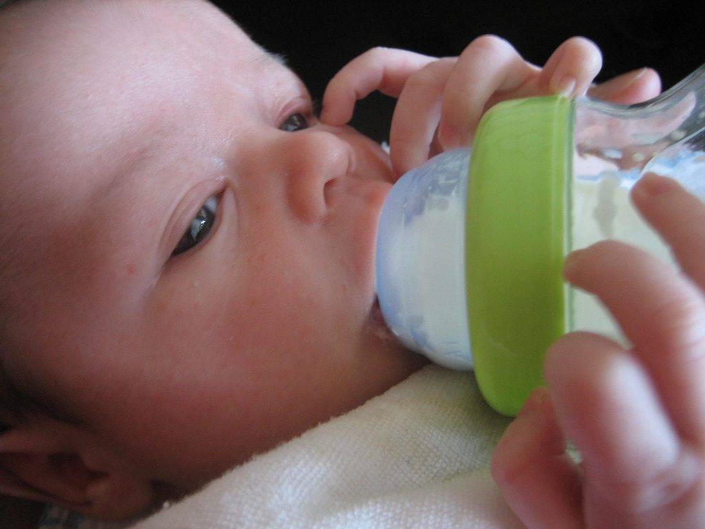 Как определить, наедается ли ребенок грудным молоком или смесью