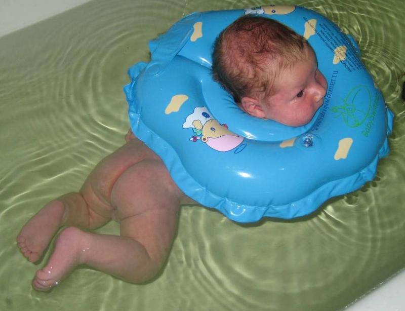 Круг для купания новорожденных. со скольки месяцев можно использовать?