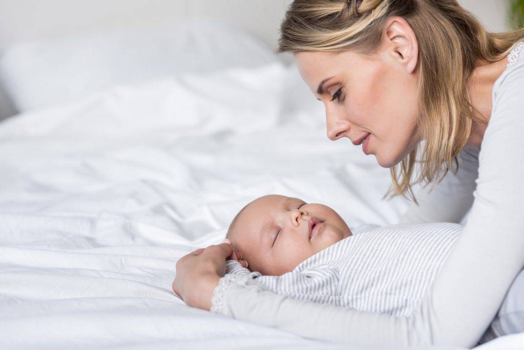 Нужно ли будить новорожденного для кормления?