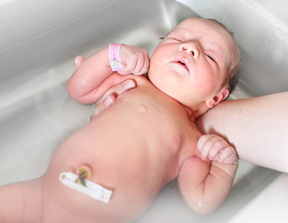 Когда можно купать ребенка после прививки акдс и почему нельзя мочить место укола