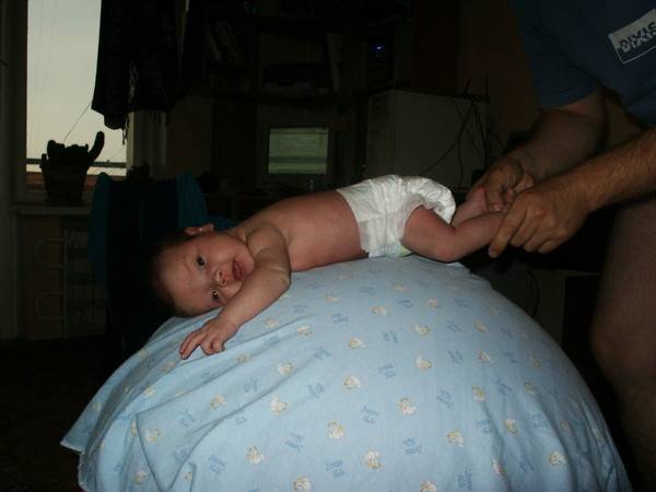 Как нужно правильно выкладывать новорожденного на живот