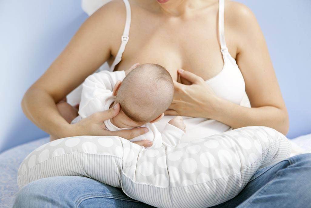 Как приучить младенца к грудному вскармливанию