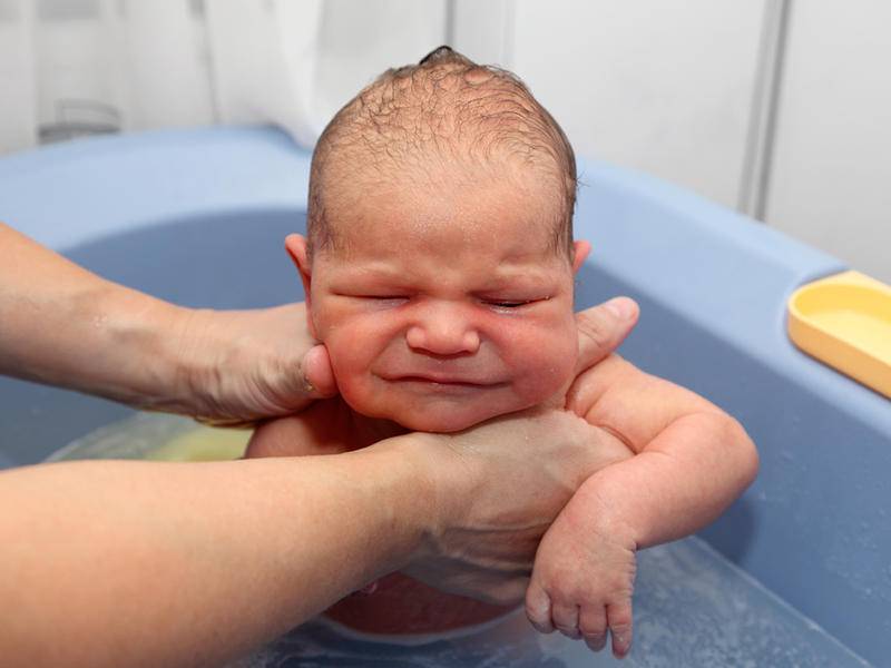 Ребенок плачет после купания: почему плачет во время купания грудничок и новорожденный, что делать при истериках