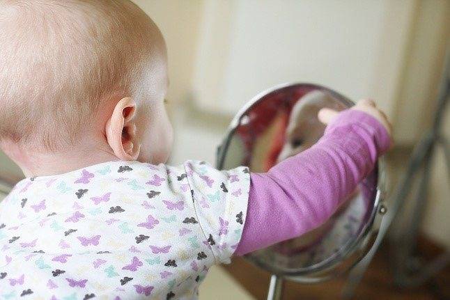 Ребенок и зеркало: почему малышей нельзя показывать в зеркало? приметы, суеверия