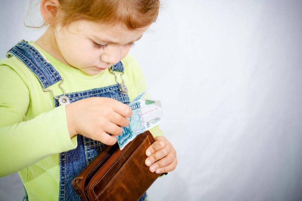 Ребенок ворует деньги: 5 правил для родителей