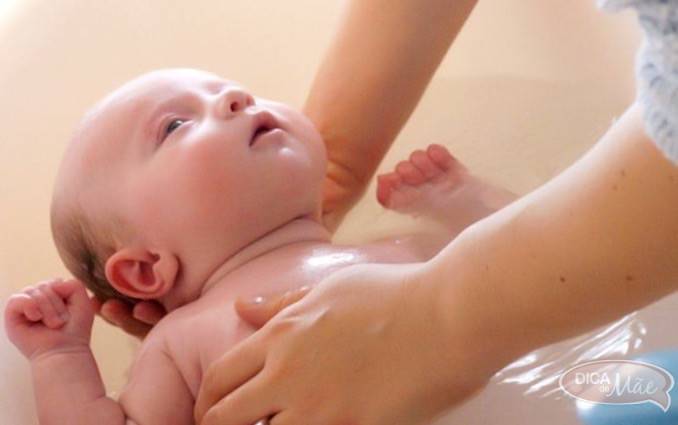 Когда купать новорожденного: до или после кормления (видео)