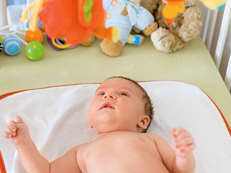 Что должен уметь новорожденный ребенок в 1 месяц? физическое и эмоциональное развитие в первый месяц, все о рефлексах малыша