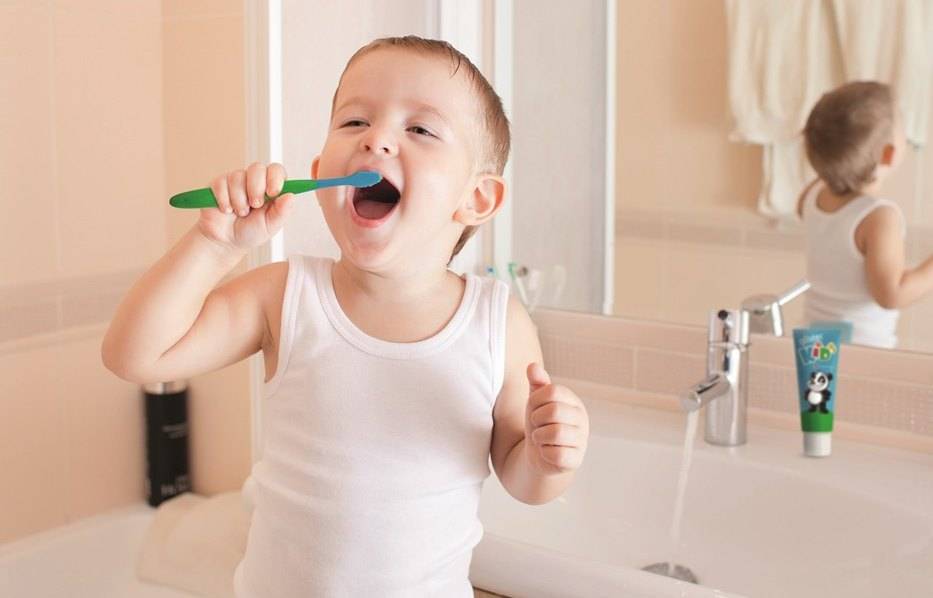Как правильно чистить зубы детям до 1 года и после, когда и с какого возраста начинать