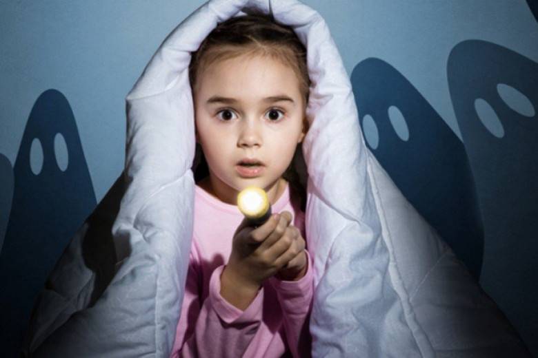 Почему ребенок боится темноты, что делать родителям
