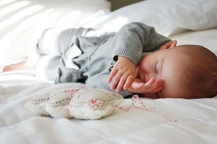 Ребенку 8 месяцев, плохо спит ночью, просыпается каждый час – что делать?