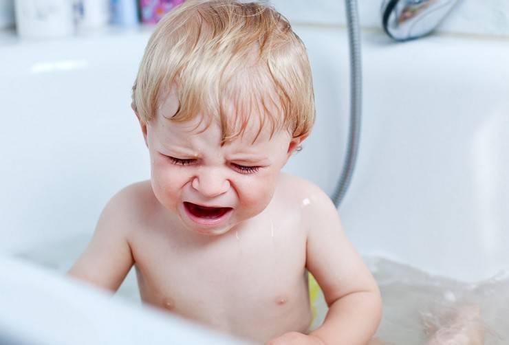 Ребенок боится купаться в ванной, что делать | почему, как бороться