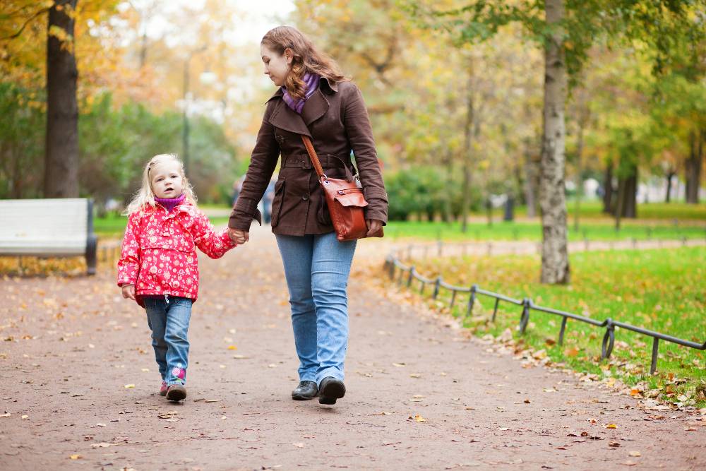 Можно ли гулять с ребёнком при температуре: когда и при каких условиях
