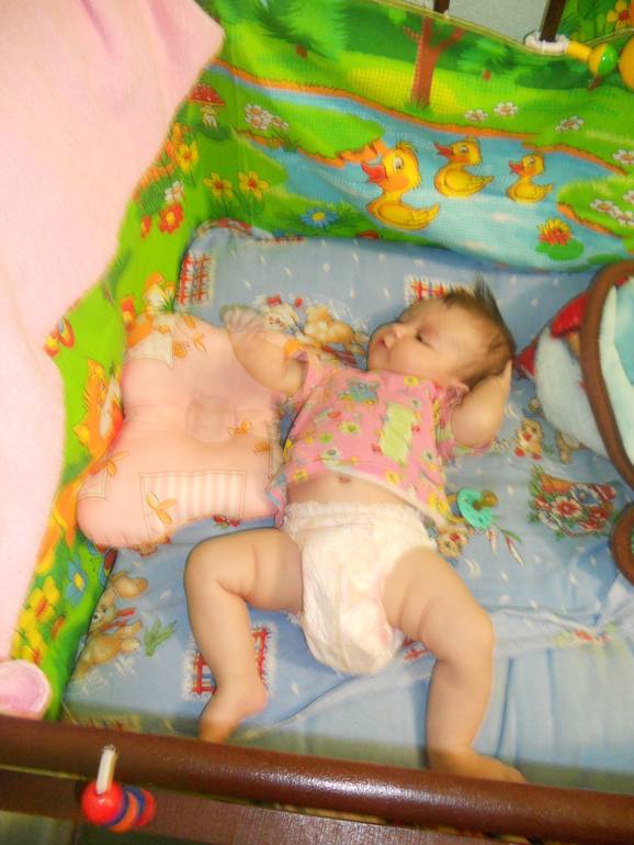 Ребенок во сне переворачивается на живот: причины, нормы развития, советы врачей и родителей