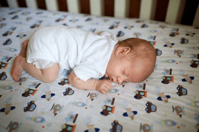 Можно ли новорожденному спать на животе