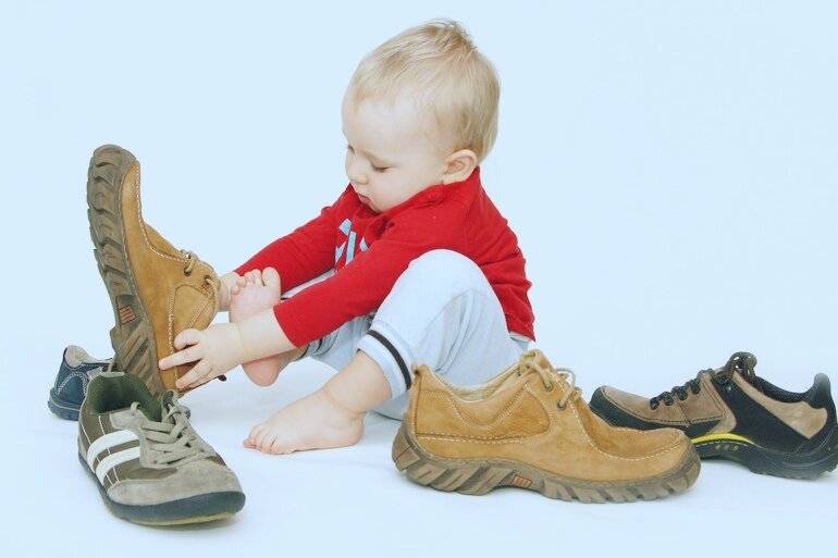 Как выбрать первые ботиночки для малыша. как выбрать первую обувь для ребенка