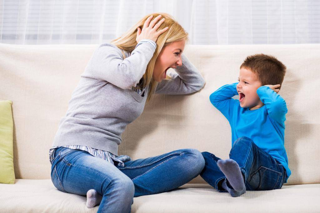 Как успокоить и отучить ребенка закатывать истерики, почему это происходит и что делать во время