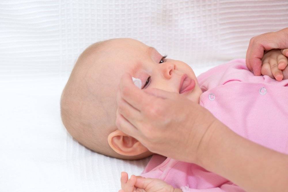 Новорожденный закатывает глаза когда засыпает и дергается