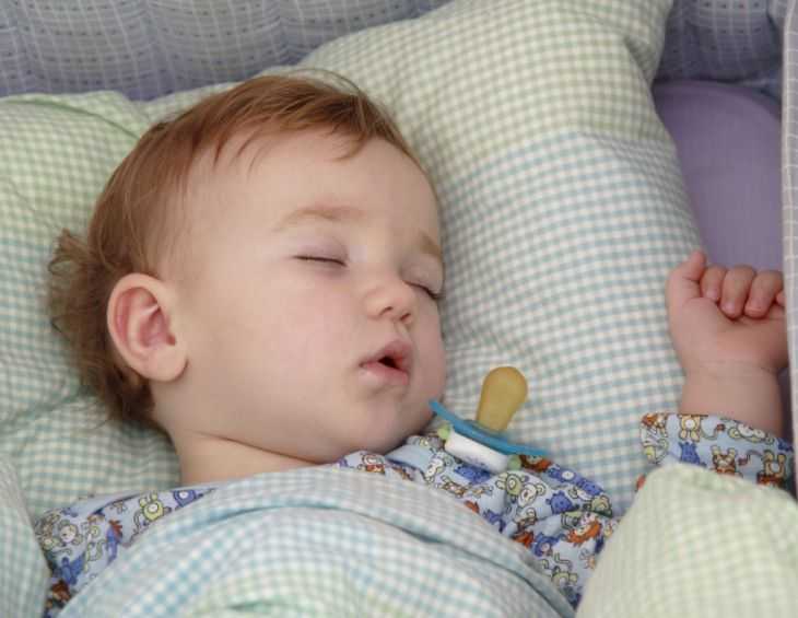 Почему ребенок спит целый день — возможные причины и как правильно реагировать.