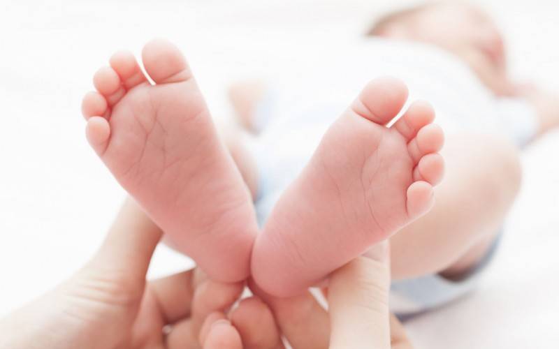 Холодные ножки и ручки у малыша при нормальной температуре тела — причины и симптомы возможных заболеваний