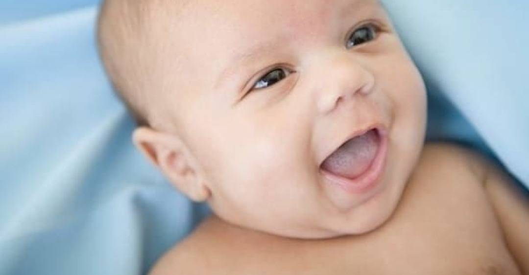 В каком возрасте младенцы начинают улыбаться