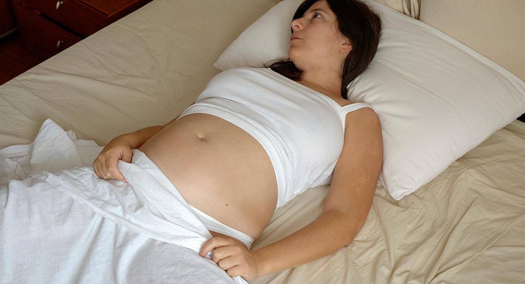 Сон во время беременности женщины: бессонница и сонливость