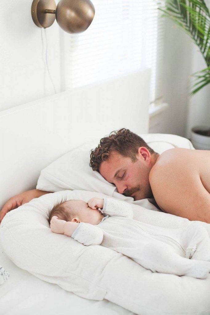 Как должен спать новорожденный в кроватке, позы для сна