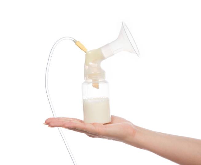 Как правильно сцеживать грудное молоко: руками, молокоотсосом