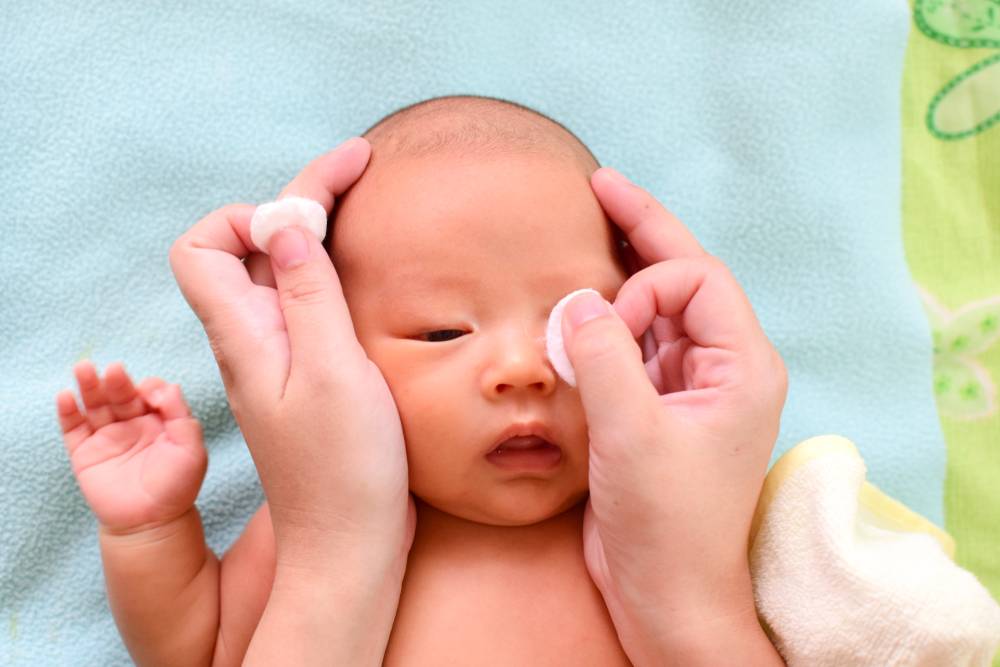 Уход за глазами новорожденного: 5 советов, как правильно ухаживать, промывать, протирать глазки, видео
