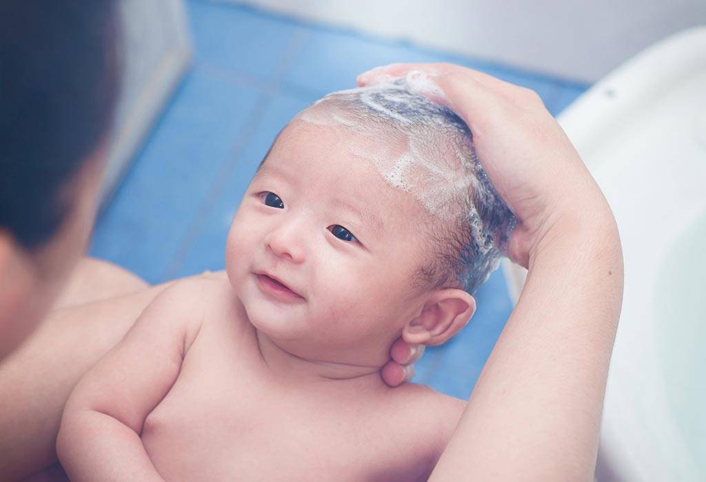 Как часто и чем мыть голову ребенку до года
