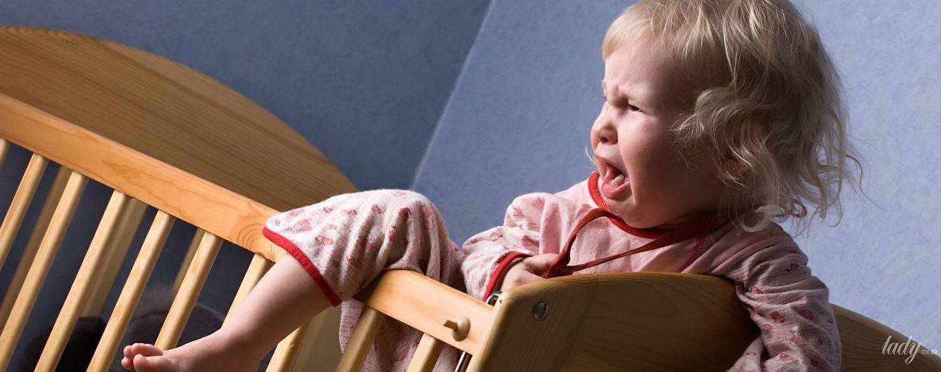 Ребенок постоянно плачет и капризничает в 6-9 месяцев: причины, что делать