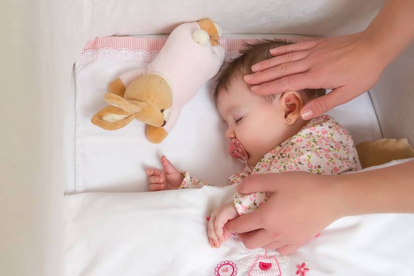 Почему вздрагивают новорожденные дети. почему младенец вздрагивает во сне и опасно ли это