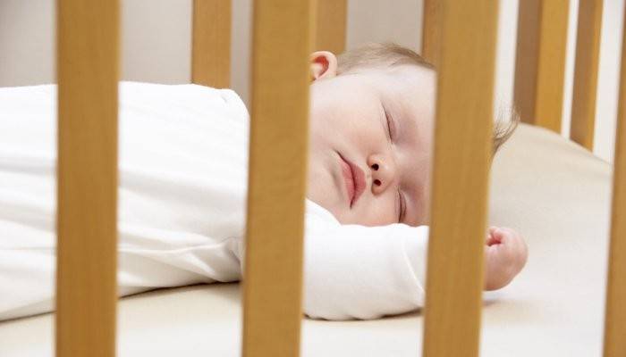 Как можно приучить новорожденного спать в отдельной кроватке