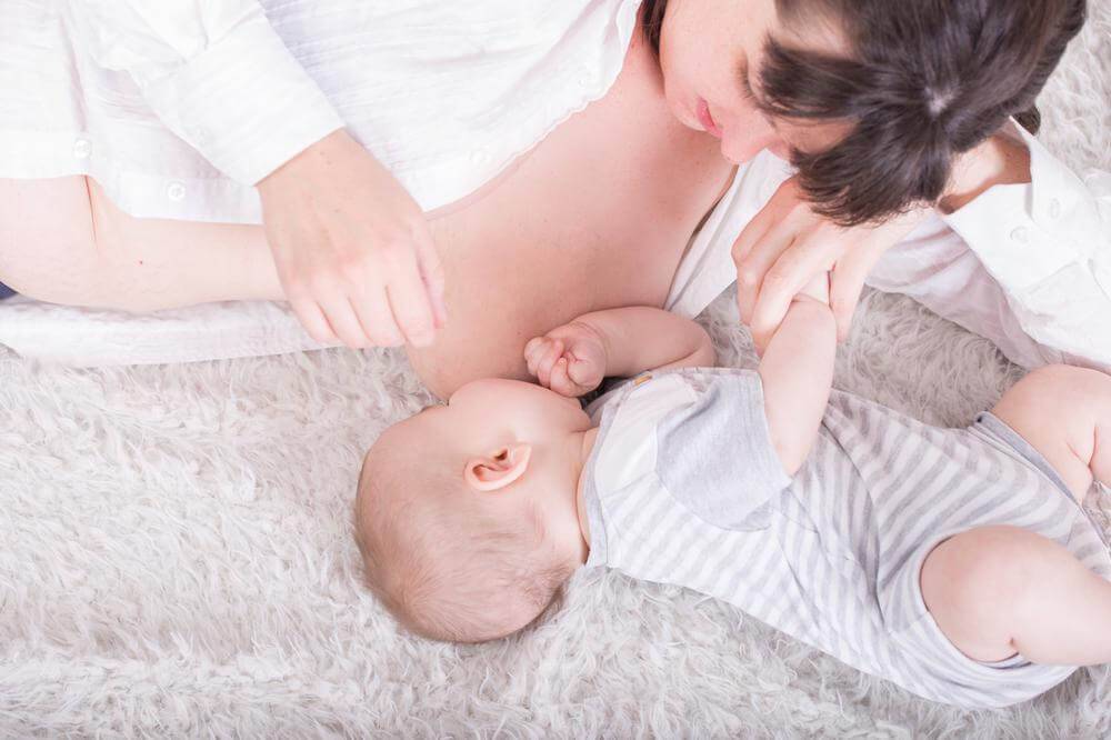 Позы для кормления новорожденного, грудничка, позы для кормления при лактостазе